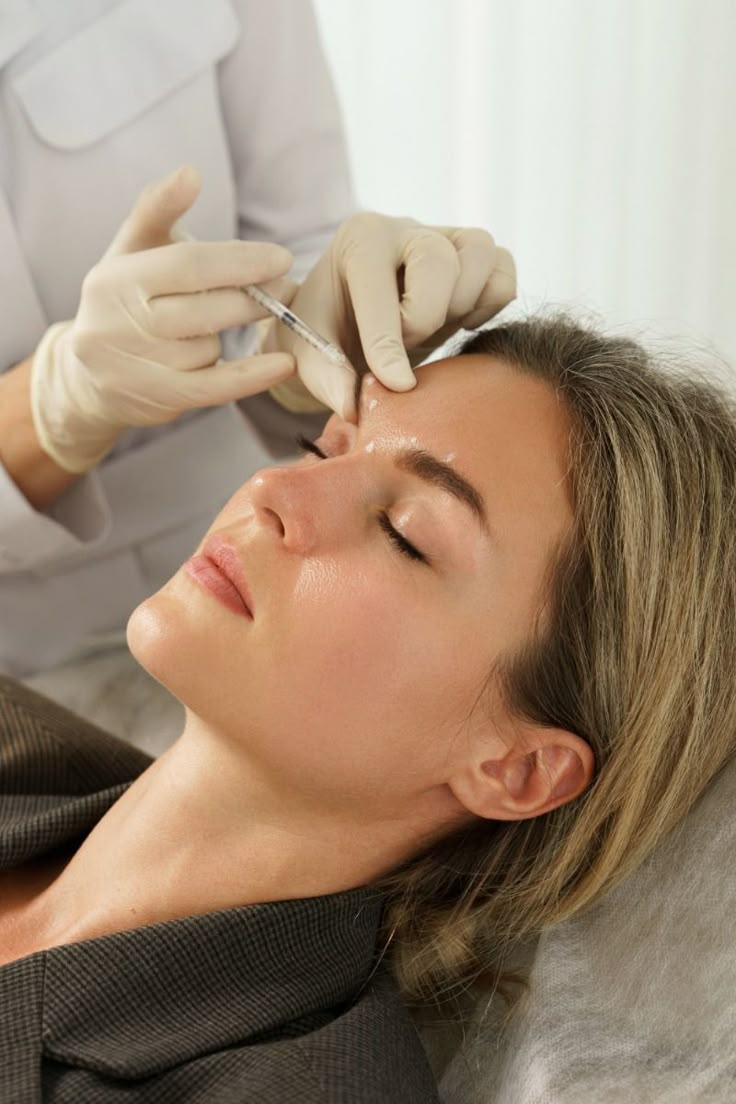 Aplicação de Botox na testa durante procedimento full face
